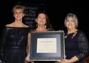 Caitriona Lyons receives award